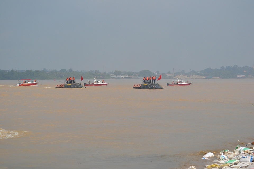 Xe đặc chủng lội nước tham gia cứu hộ trên sông.