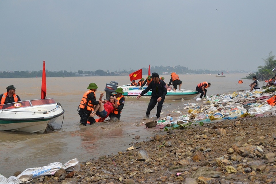Cứu hộ người dân bị nạn trên sông