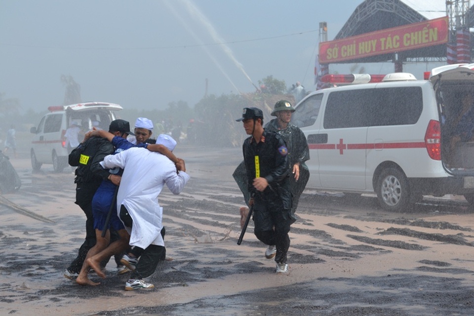 Lực lượng y tế tiếp nhận người bị nạn tổ chức cấp cứu.