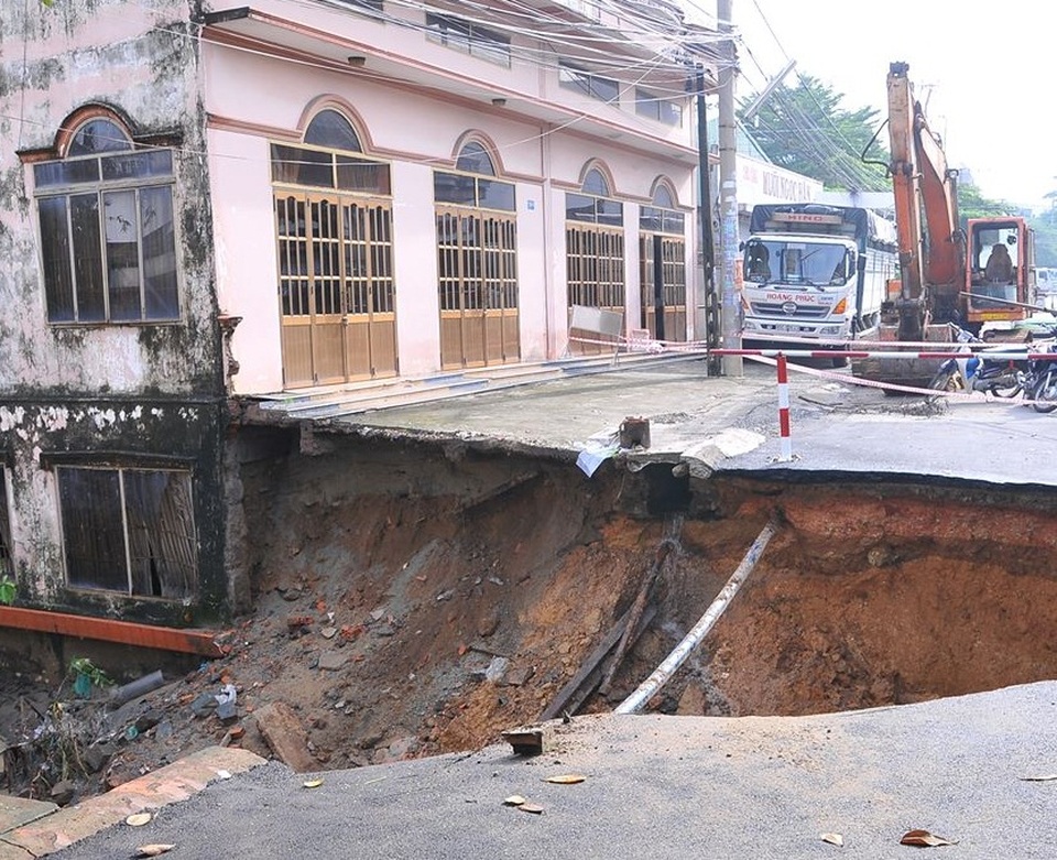 Mưa lớn làm sập cầu dân sinh, giao thông bị chia cắt - 1 Cầu Dã Tượng bị sập khiến giao thông trên tuyến đường này bị tê liệt.