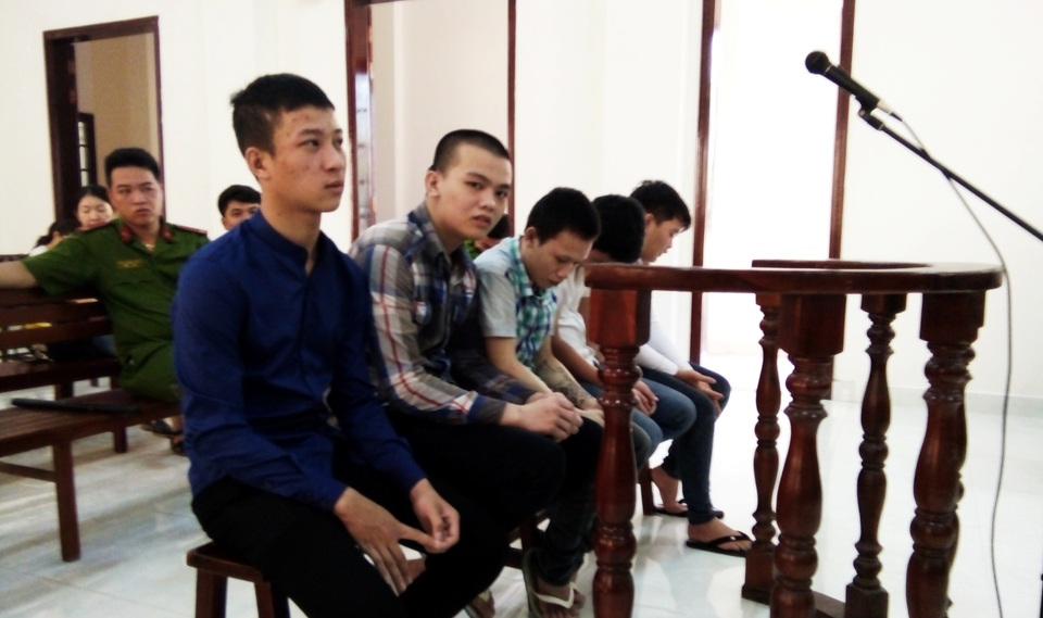 Bị cáo vụ cướp bánh mì từng cầm đầu đường dây trộm cắp xe máy - 1 Nguyễn Hoàng Tuấn (thứ 2 từ bìa trái sang) cầm đầu đường dây này.