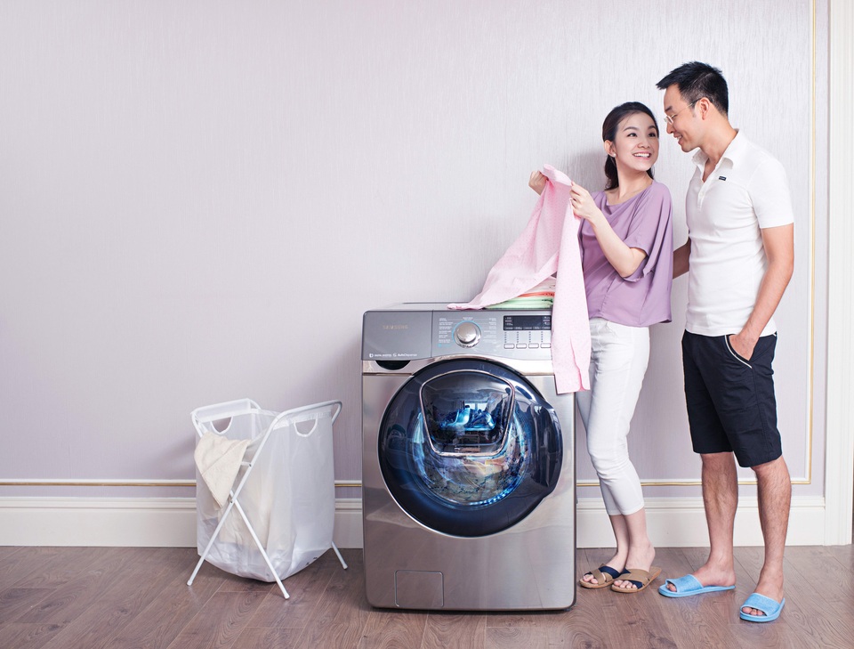 Máy giặt Addwash – Xứng tầm phụ nữ hiện đại - 3 Với Samsung AddWash phụ nữ sẽ thảnh thơi tận hưởng từng giây phút quý báu của mình bên gia đình.