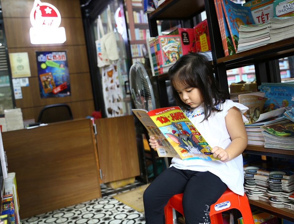 Nhiều gia đình đưa trẻ nhỏ đến Đường sách trong những ngày cuối tuần