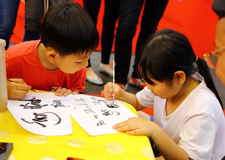 Nơi đây còn có khu hướng dẫn cho các em viết chữ, vẽ tranh theo hình thức vừa học, vừa chơi