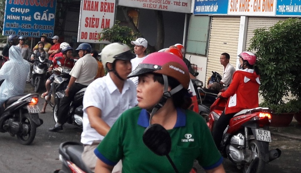 Vụ bệnh nhân tố bác sĩ hiếp dâm: Phòng khám hoạt động sai phép - 1 Người nhà bệnh nhân kéo đến phòng khám để gây áp lực, nhiều người đi đường hiếu kỳ tụ tập lại xem làm náo động 1 đoạn đường