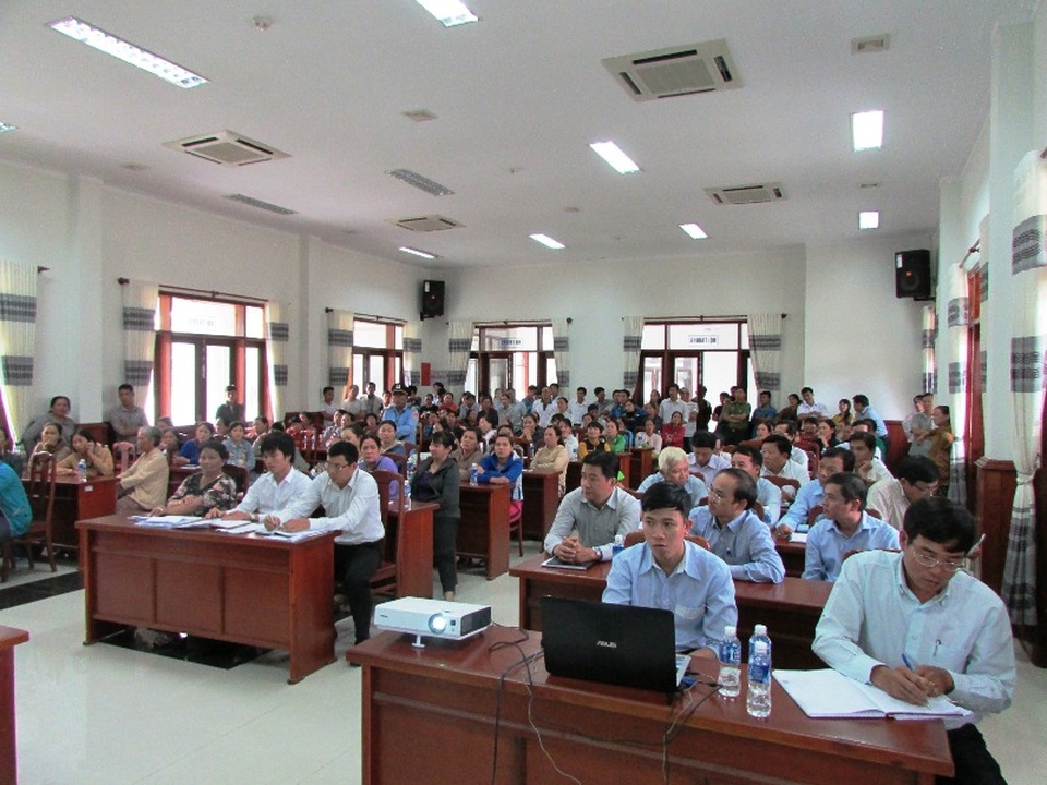 Tiểu thương chê chợ mới vì giá thuê quá cao - 1 Có rất đông bà con tiểu thương chợ Tấn Tài đến tham dự buổi đối thoại.