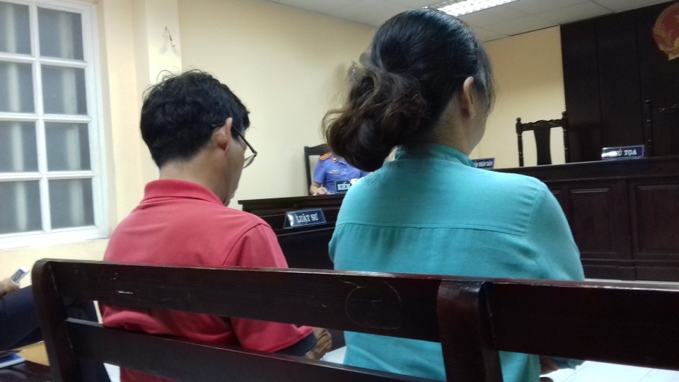 Bồi thường 122 triệu đồng cho gia đình cháu bé chết đuối tại hồ bơi - 1 Chị Oanh và chồng tại tòa.