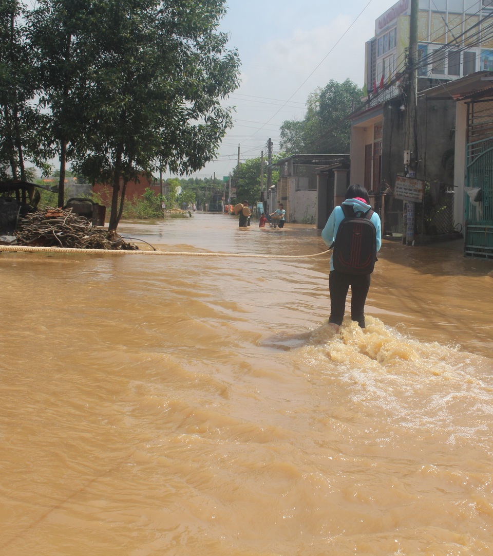 Học sinh đu dây để về nhà trong nước lũ