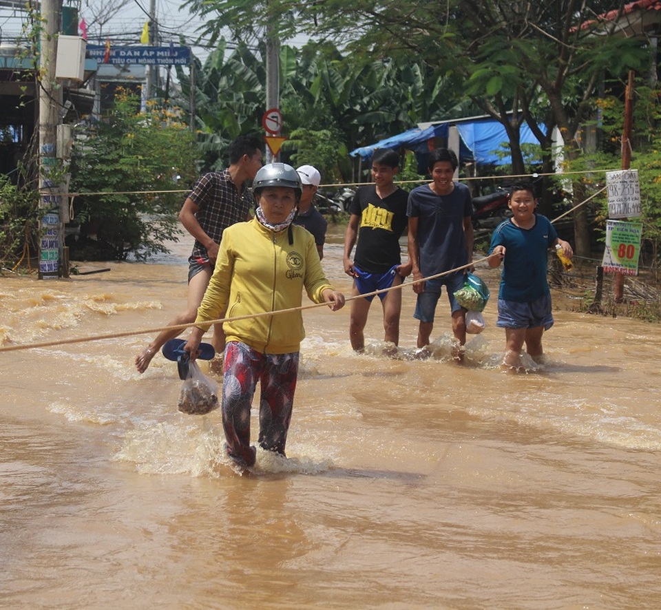 Để đảm bảo an toàn, chính quyền đã căng dây để người dân bám di chuyển trong lũ