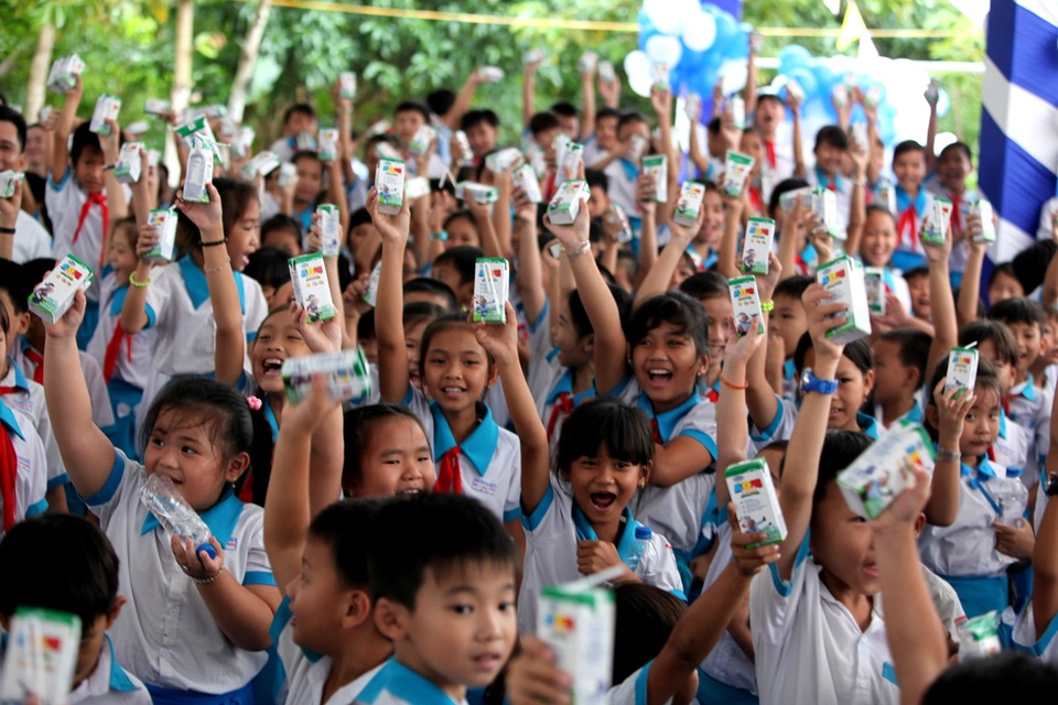 Quỹ sữa Vươn cao Việt Nam và Vinamilk tiếp tục trao tặng sữa cho trẻ em tại Cần Thơ - 2 Niềm vui uống sữa của các em học sinh trường tiểu học Giai Xuân 1, xã Giai Xuân, huyện Phong Điền, TP.Cần Thơ (ảnh: Đặng Kim Phương)
