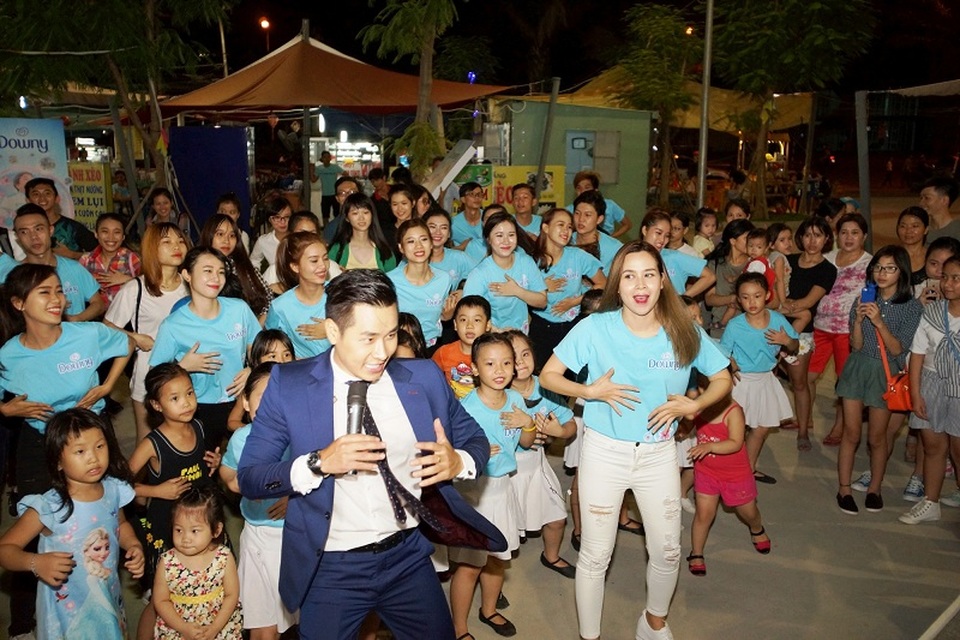 Các mẹ Việt tự tin thách thức 10 mùi hôi khó chịu - 1 Ca sĩ Lưu Hương Giang hào hứng khi tham gia sự kiện tại Đà Nẵng.