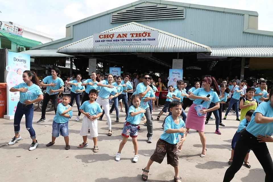 Gia đình Thanh Thúy – Đức Thịnh thích thú “chà bên trái, xoa bên phải” cùng khán giả Cần Thơ.