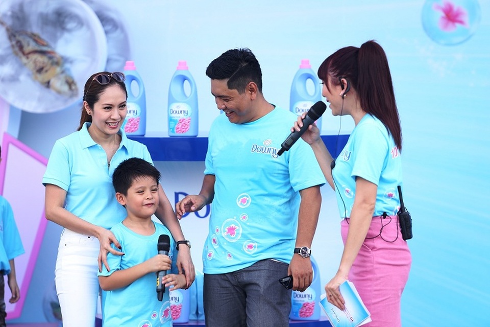 Quần áo của cả gia đình Thanh Thúy luôn thơm mát nhờ sự trợ giúp từ Downy Boom Boom POW.