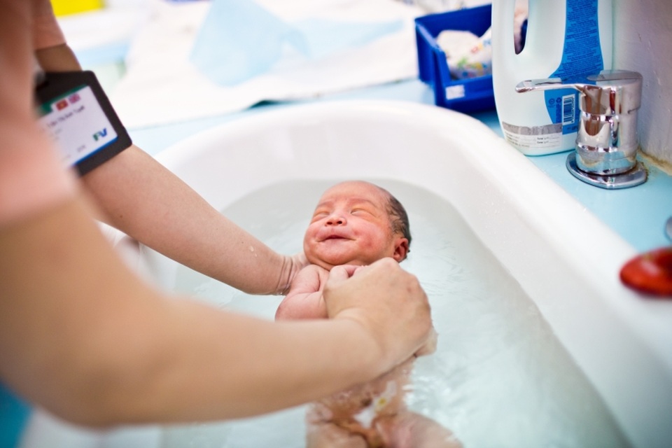 Xây dựng văn hóa an toàn trong bệnh viện là điều không dễ dàng - 1 Chăm sóc trẻ sơ sinh