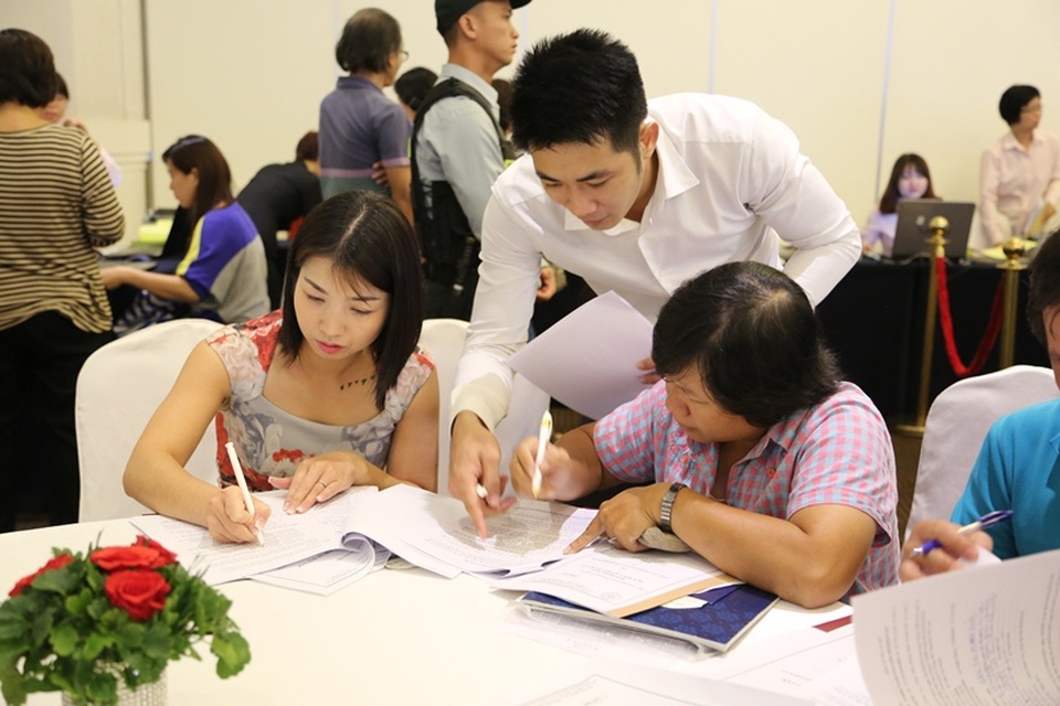 Trước nhu cầu quá lớn, ban lãnh đạo công ty Phú Mỹ Hưng đã họp bàn và quyết định mở bán thêm 200 căn của tòa nhà B. Kết quả, chỉ trong vòng 1 ngày, hơn 90% trên tổng số 521 căn hộ với tổng giá trị hơn 1.000 tỷ đồng đã được bán hết