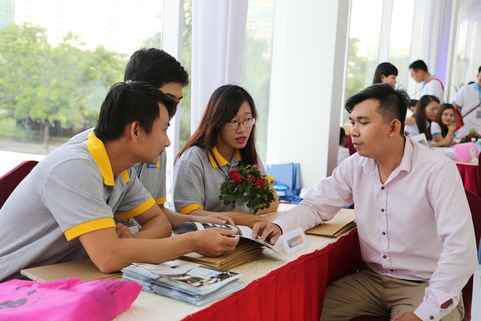 Ngoài lịch thanh toán kéo dài, nhiều ngân hàng đồng ý cho khách hàng mua nhà tại Saigon South Residences vay tiền với nhiều ưu đãi vì uy tín của chủ đầu tư. Nhân viên ngân hàng đến tận nơi mở bán dự án để tư vấn cho khách hàng.