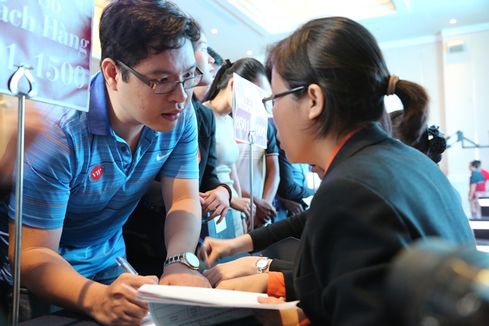 Vì vậy, những khách hàng bắt được số thứ tự gần cuối phải vội vàng đăng ký để kịp chọn căn hộ mình muốn mua. Thậm chí, nếu căn hộ mình ưng ý đã bị khách khác mua trước họ phải lựa chọn căn hộ khác.