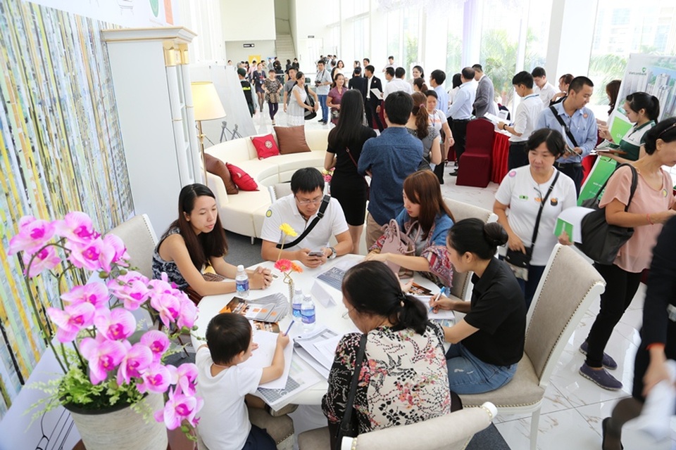 Một yếu tố khác rất hấp dẫn khách mua là dự án của Phú Mỹ Hưng rất dễ cho thuê lại. Ông Trương Hoàng Nguyên, Việt kiều Canada, cho biết: “Tôi đã mua nhiều căn hộ tại Phú Mỹ Hưng, 1 để ở và vài căn để cho thuê lại nên tôi thấy đầu tư kiểu này rất hiệu quả. Trung bình mua 1 căn giá 4 tỷ đồng thì tôi cho thuê lại với giá 1.200 – 1.300 USD/tháng. Còn căn hộ ở đây thì tôi thấy giá rất phù hợp với quản lý cấp trung nên tôi dự định mua vài căn. Nếu được giá thì tôi sẽ bán lại, nếu không thì nhận nhà rồi cho mướn”.