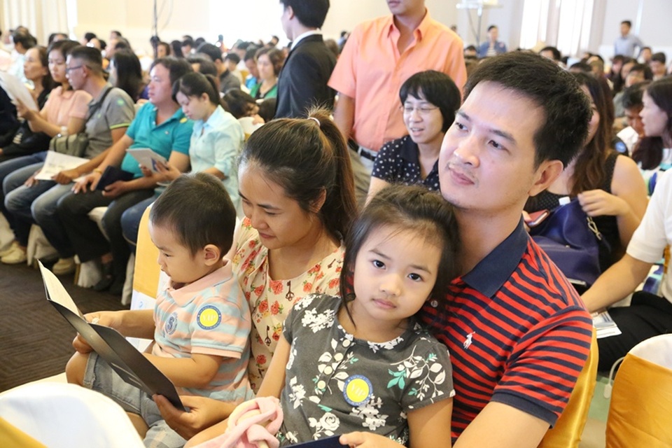 Đến trưa 23/10, 100% số căn hộ tòa nhà A (321 căn) đã được bán hết nhưng vẫn còn hàng trăm khách hàng chờ đợi được mua.