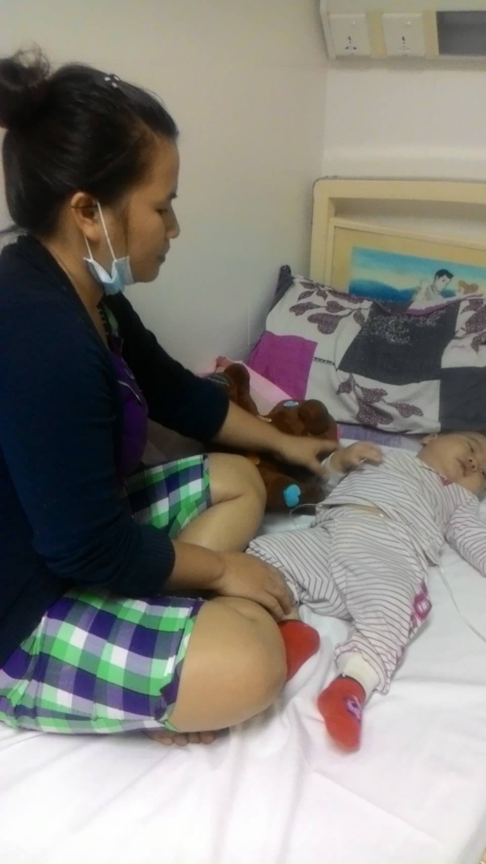 Xót xa bé mới 1 tuổi đã mắc bệnh ung thư máu hiểm nghèo - 2 Chị Vân lo lắng không biết tìm đâu ra tiền tiếp tục chữa trị cho bé, đưa con về chờ chết thì không đánh lòng