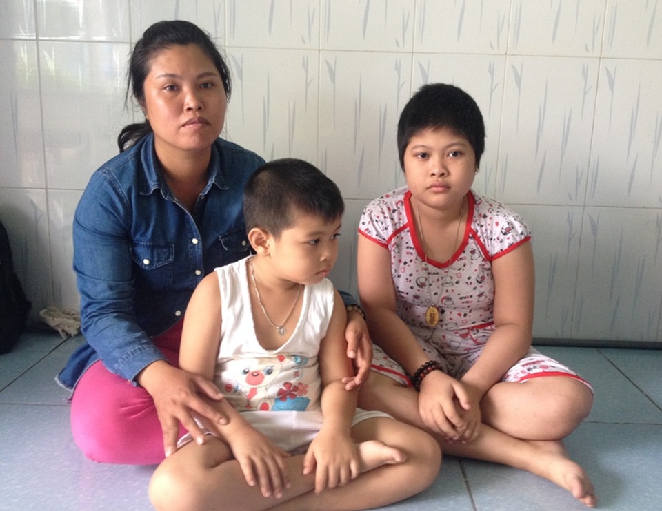 Từ ngày bé Thư bệnh, chị Mộng Thu và các con phải về ở nhờ nhà người quen để đỡ tiền trọ