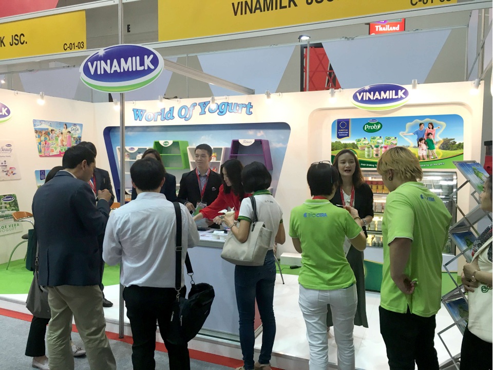 Sữa chua Vinamilk được người tiêu dùng Thái Lan yêu thích - 1 Gian hàng sữa chua với chủ đề World of Yogurt của Vinamilk nổi bật tại hội chợ Thaiflex và thu hút đông đảo sự chú ý, quan tâm của khách hàng, báo giới