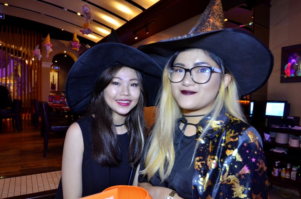 Huyền ảo đêm Halloween ở Sài Gòn - 3 Những khách hàng “phù thủy” dễ thương.
