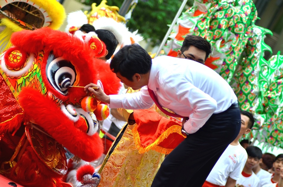 Phố đi bộ Nguyễn Huệ lần đầu tiên tưng bừng nhịp trống lân - 4 Ông Bùi Tá Hoàng Vũ, Giám đốc Sở Du lịch TPHCM đang thực hiện nghi thức điểm nhãn cho lân, khai mạc liên hoan.
