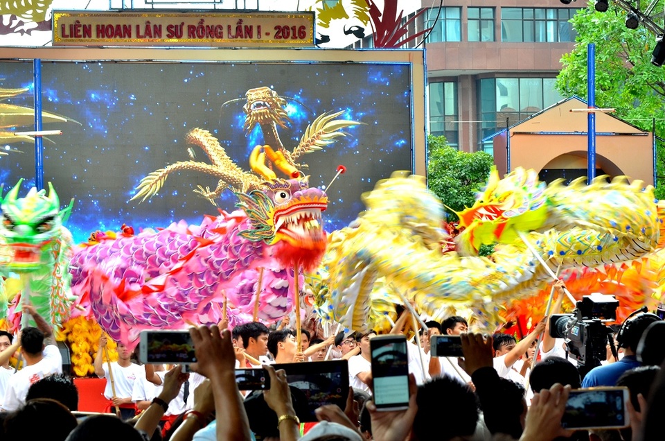 Phố đi bộ Nguyễn Huệ lần đầu tiên tưng bừng nhịp trống lân - 5 Sau nghi thức điểm nhãn, các đoàn tham gia múa bài chào mừng.