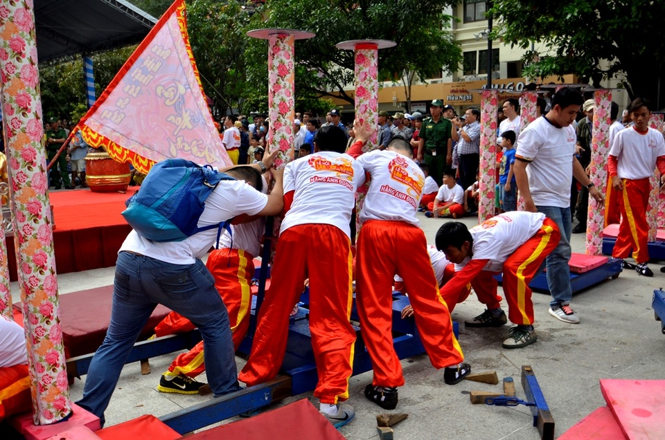 Phố đi bộ Nguyễn Huệ lần đầu tiên tưng bừng nhịp trống lân - 7 Chuẩn bị cho màn Mai Hoa Thung, một trong những tiết mục được chờ đợi nhất.