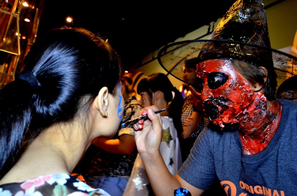 Huyền ảo đêm Halloween ở Sài Gòn - 8 Nhân viên hóa trang cũng rất khéo léo trang trí gương mặt của mình