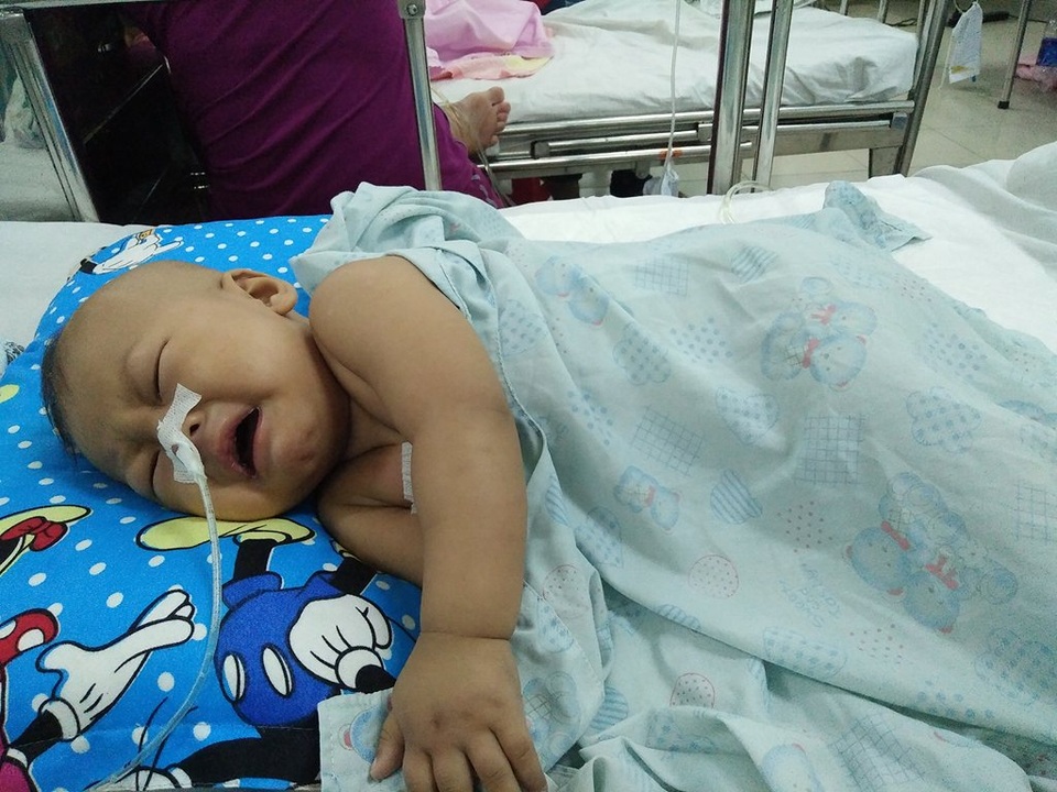 Bé trai gần 2 tuổi đứng trước ngưỡng cửa sinh tử vì bệnh hiểm nghèo - 7 Ngày 1/11, Lộc Ninh đã vào bệnh viện Nhi đồng 1 chuẩn bị mổ để lắp buồng tiêm lần 2