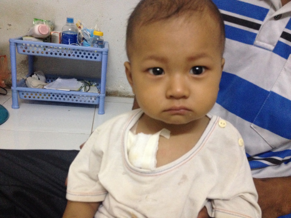 Không vào được thuốc, bệnh tật đang hành hạ bé từng ngày và uy hiếp đến sinh mạng của con
