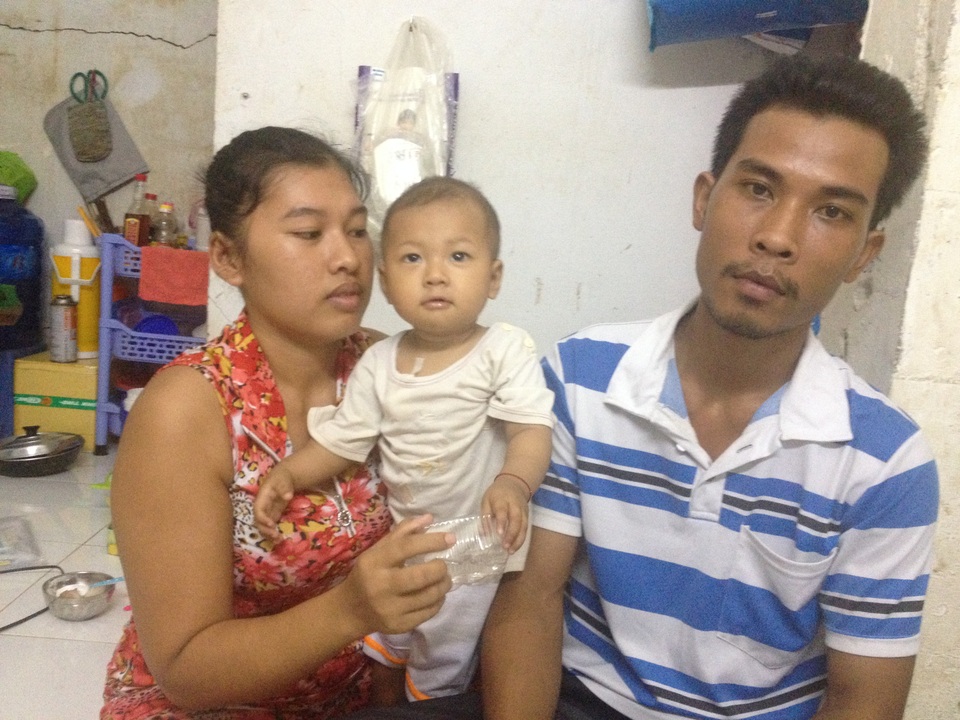 Hành trình cứu con gian nan đang vắt kiệt sức đôi vợ chồng trẻ