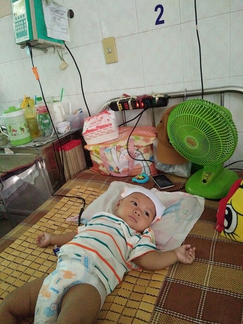 Bé trai gần 2 tuổi đứng trước ngưỡng cửa sinh tử vì bệnh hiểm nghèo - 1 Đến khi bệnh quá nặng, chị Nha mới đưa bé Lộc Ninh lên viện khám