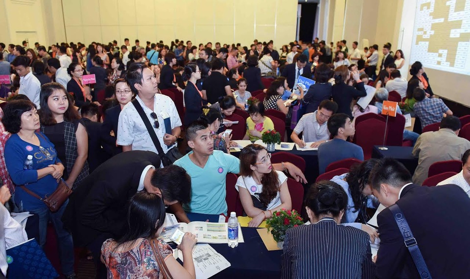 Giải mã sức hút của dự án căn hộ khiến hàng ngàn người xếp hàng tìm mua - 3 Hiện trường khu vực chọn mua sản phẩm vô cùng sôi động với sự góp mặt của khá nhiều các gia đình trẻ