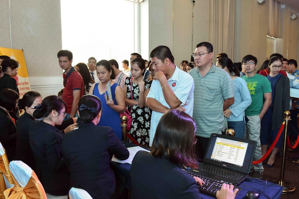 Giải mã sức hút của dự án căn hộ khiến hàng ngàn người xếp hàng tìm mua - 1 Hơn 1.000 khách hàng đã đến từ rất sớm với hy vọng trở thành những chủ nhân đầu tiên của căn hộ Saigon South Residences.