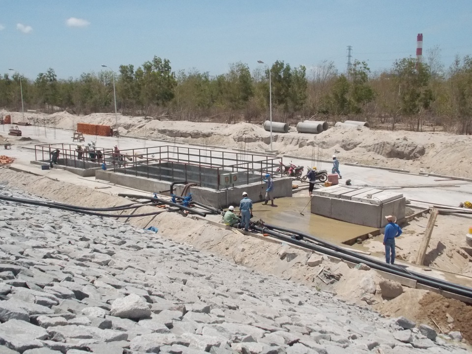 Doanh nghiệp nào chịu đóng tiền bảo kê thì công nhân mới được vào làm việc