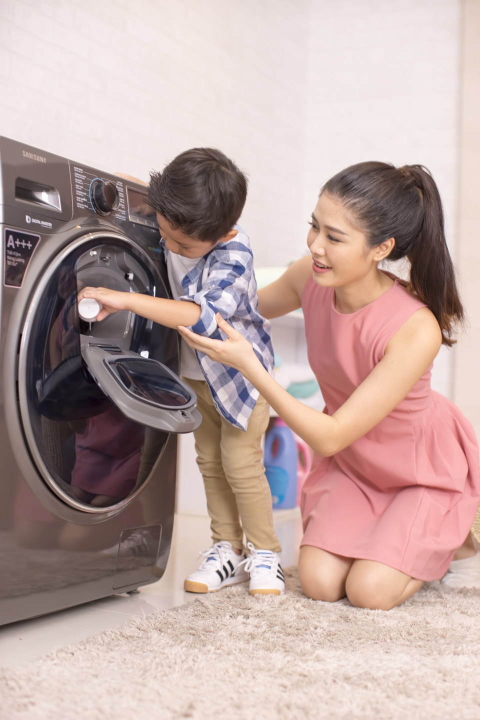 Thủy Anh: “Chồng con là tấm gương phản chiếu người phụ nữ” - 3 Với tính năng thông minh của AddWash, bé Ken đã trở thành “trợ thủ đắc lực” giúp Thủy Anh trong công việc giặt giũ