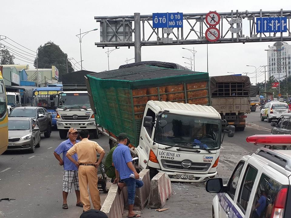 Hai xe tải tông nhau, 1 xe rớt bánh, 1 xe lật ngửa - 1 Chiếc xe tải sau khi đâm vào dải phân cách đã làm phần trục và 2 bánh trước văng ra khỏi xe.