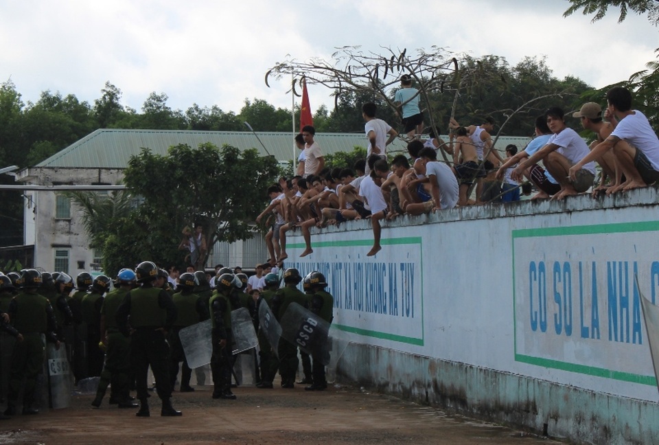 
Trong ngày 6 và 7/11, hàng trăm học viên cơ sở cai nghiện tại Đồng Nai đã hò nhau đập phá, đòi trốn trại
