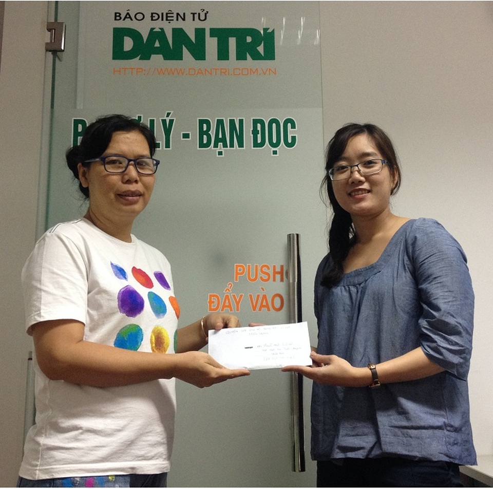 Chị Bùi Thị Trà Mi, Phó Chủ tịch Hội Thanh niên – sinh viên Việt Nam tại tỉnh Okayama, trao đến đại diện báo Dân trí số tiền mà thành viên hội ủng hộ đồng bào miền Trung