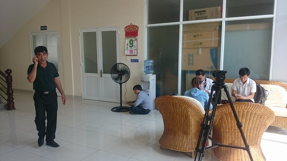 
Cơ quan chức năng đang tiến hành họp kín, báo chí không được tham dự cuộc họp.
