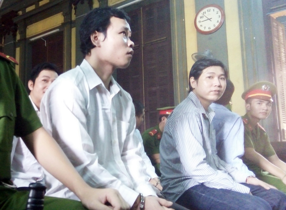 Dùng cờ lê đánh chết bạn thuyền vì mâu thuẫn trong lúc bắt cá - 1 Bị cáo Nam (áo trắng bìa trái) tại phiên tòa