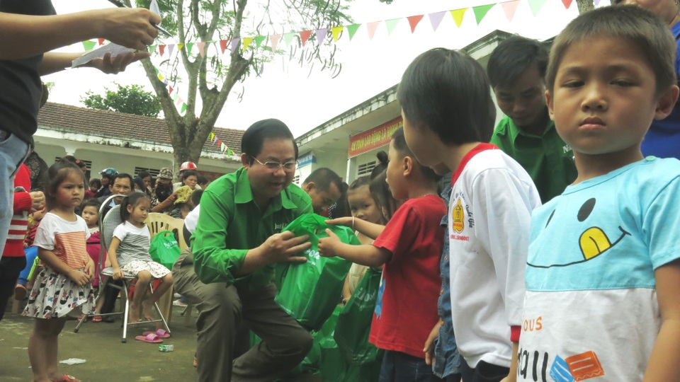Ông Lâm Văn Hải, giám đốc điều hành công ty NutiFood trao quà cho các bé mầm non ở Hương Khê Hà Tĩnh