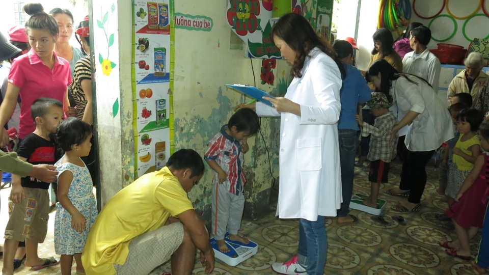 Chuyên gia dinh dưỡng của NutiFood đo chiều cao và cân nặng của các bé mầm non ở Lộc Tiên, Hương Khê Hà Tĩnh