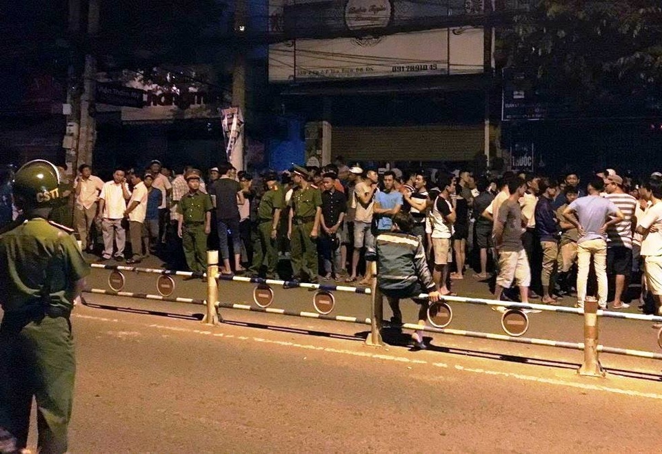 Một thanh niên tử vong nghi do cảnh sát 113 rượt đuổi gây tai nạn - 1 Hàng trăm người dân tập trung tại khu vực xảy ra vụ tai nạn