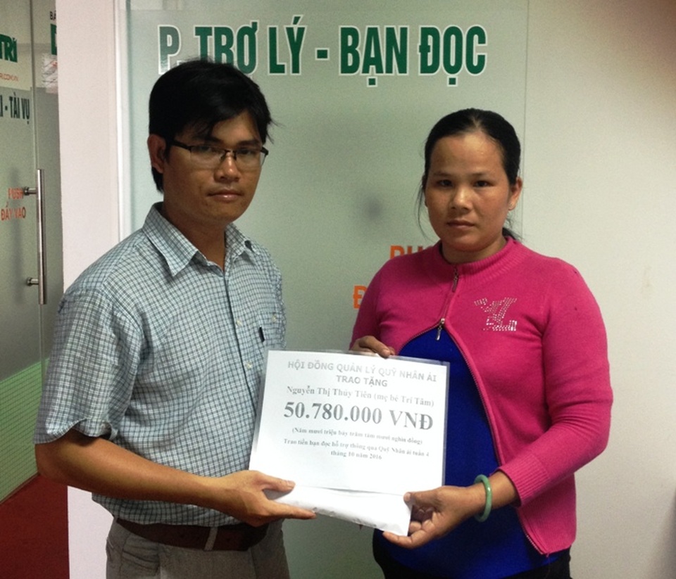 Hơn 50 triệu đồng đến với gia đình bé Trí Tâm - 1 Đại diện báo Dân trí trao quà tặng của bạn đọc đến gia đình bé Trí Tâm