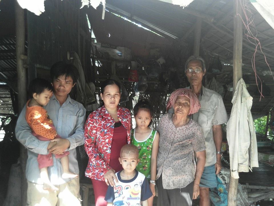 Hơn 50 triệu đồng đến với gia đình bé Trí Tâm - 3 Bé Huệ (bé gái được cha bồng trên tay) vừa phẫu thuật tim và bà nội Trí Tâm (thứ 2 từ phải sang trái) vừa nhập viện vì đau tim đã có tiền để chữa trị