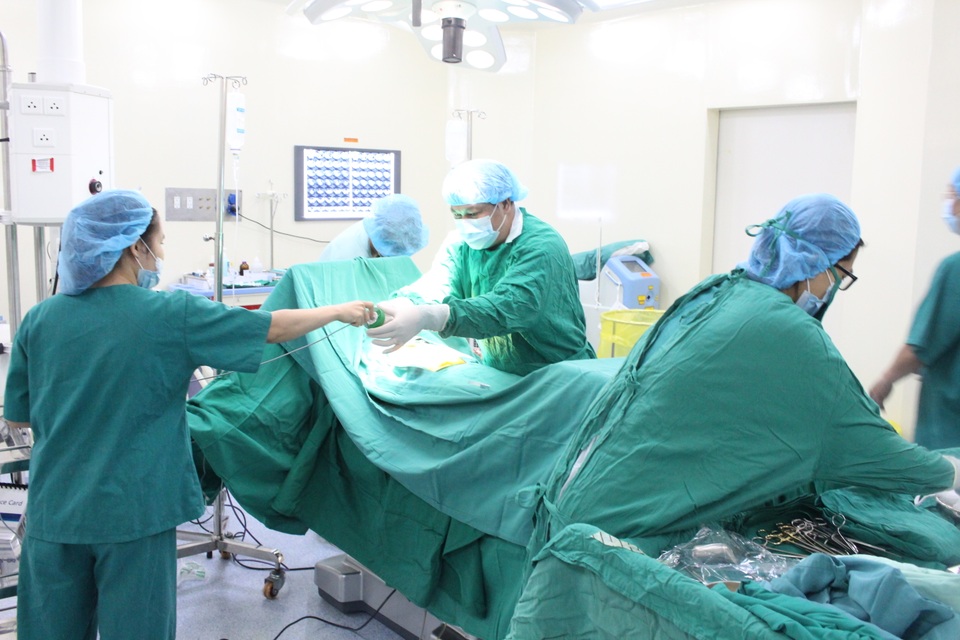 Các bác sĩ thực hiện ca phẫu thuật cho bệnh nhân Đức